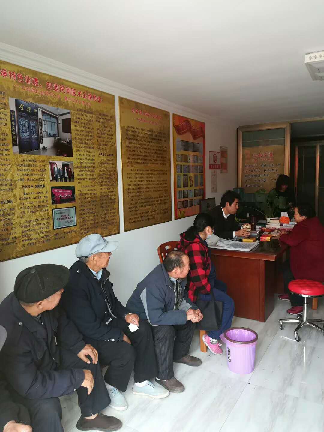 开业时患者排队等待治疗