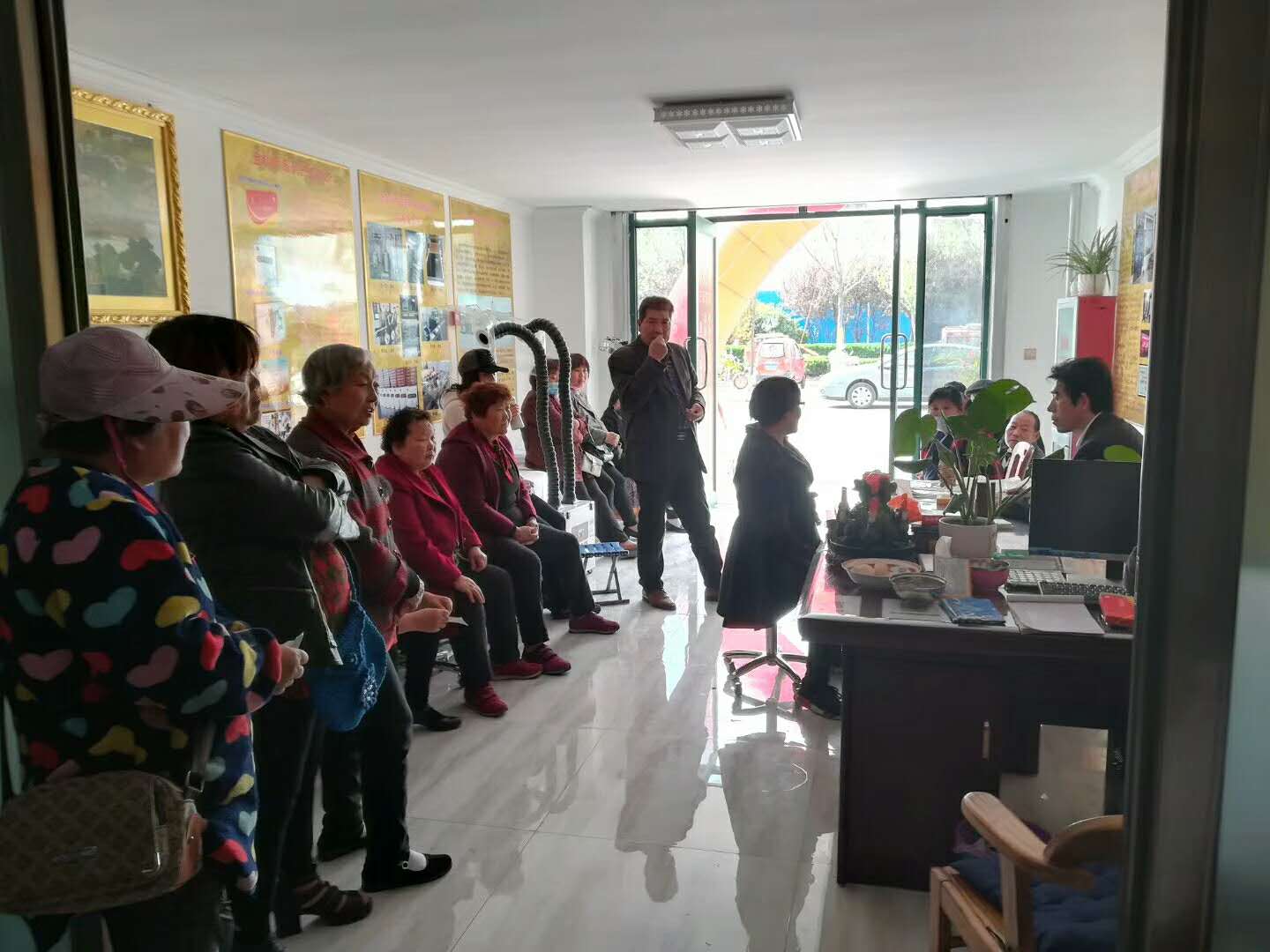 开业时患者排队等待治疗