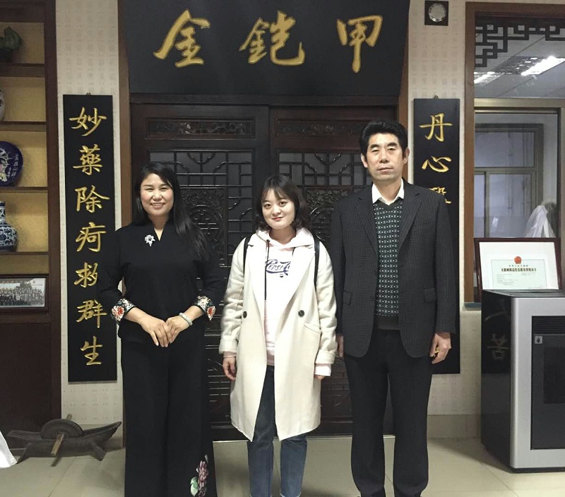 金铠甲膏药第四代传承人殷德志先生、张敏女士与记者的合影