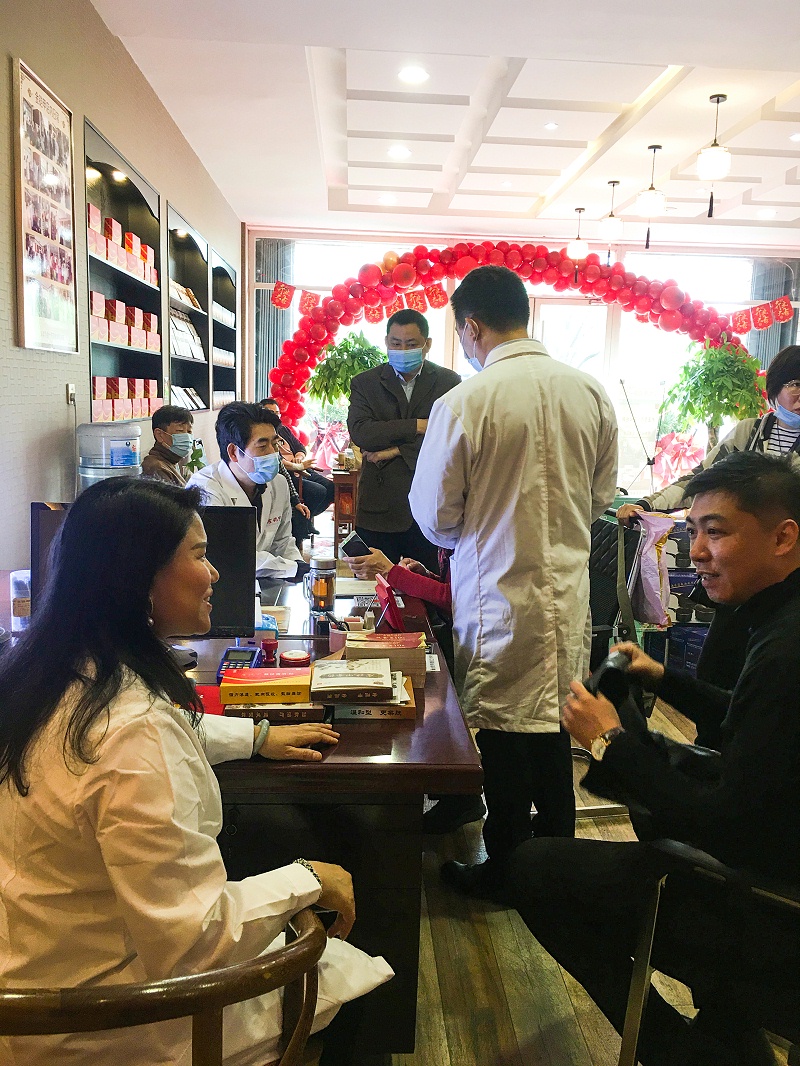 金铠甲膏药开业受到了热烈的欢迎