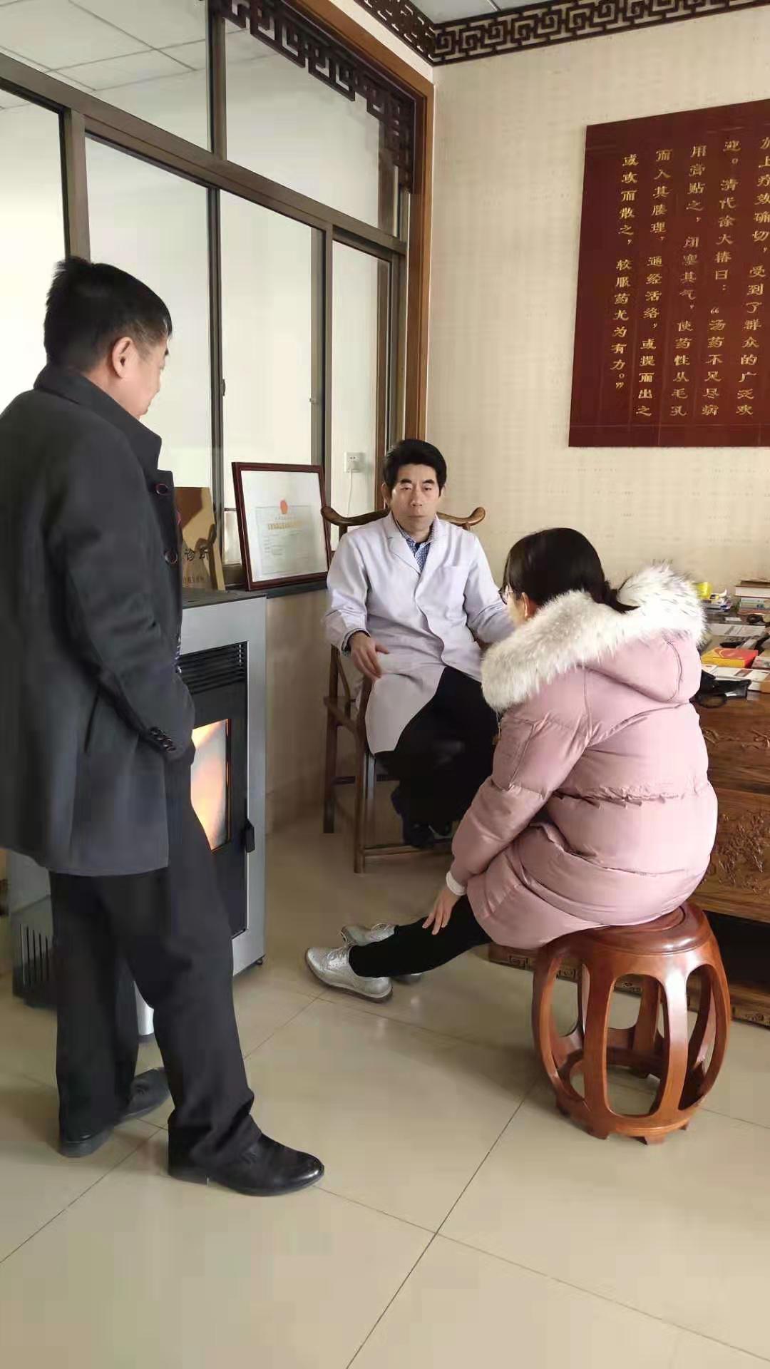 金铠甲膏药为膝关节炎患者诊治