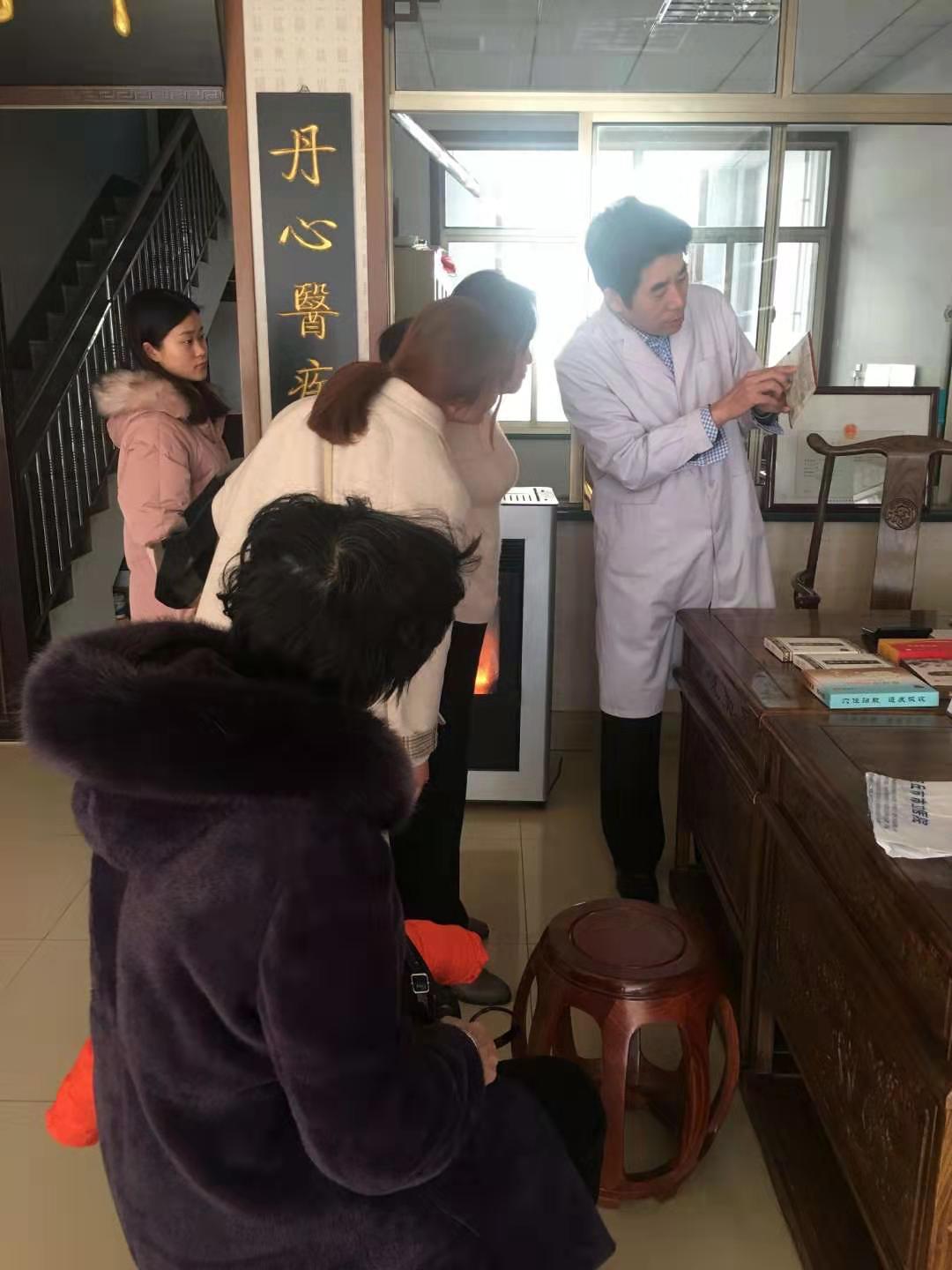 殷大夫为患者看病