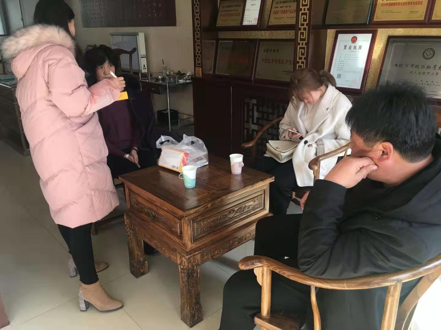 为颈椎病患者讲解使用方法