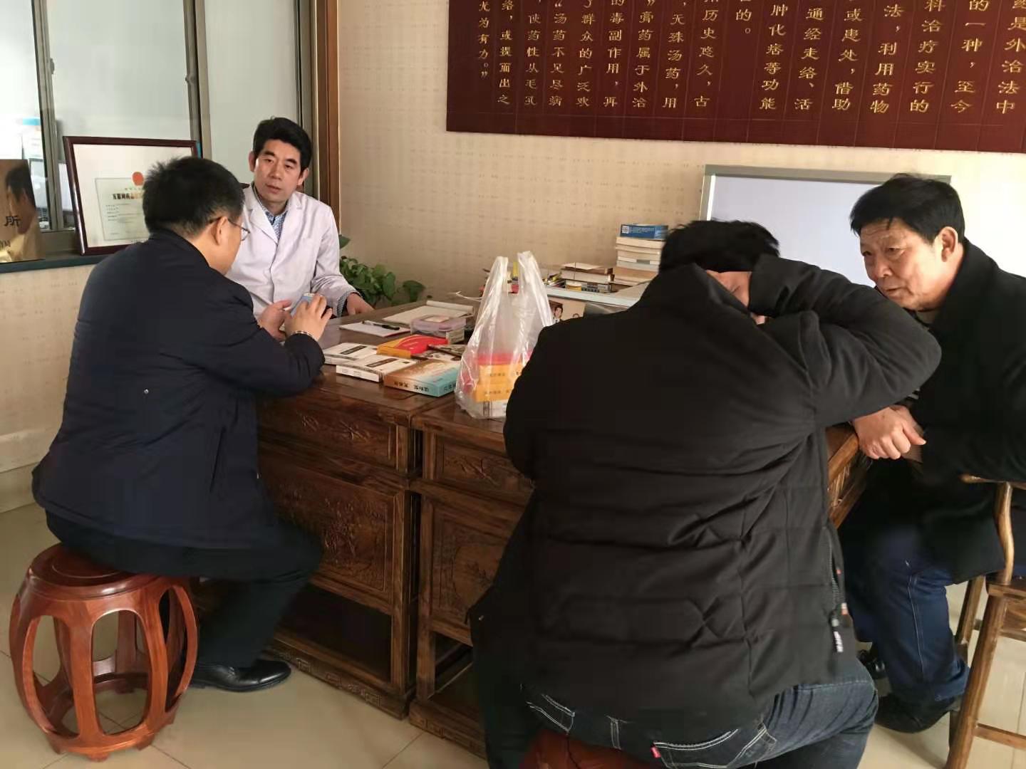 殷大夫为杜主任看病工作人员为胡老师讲解使用方法