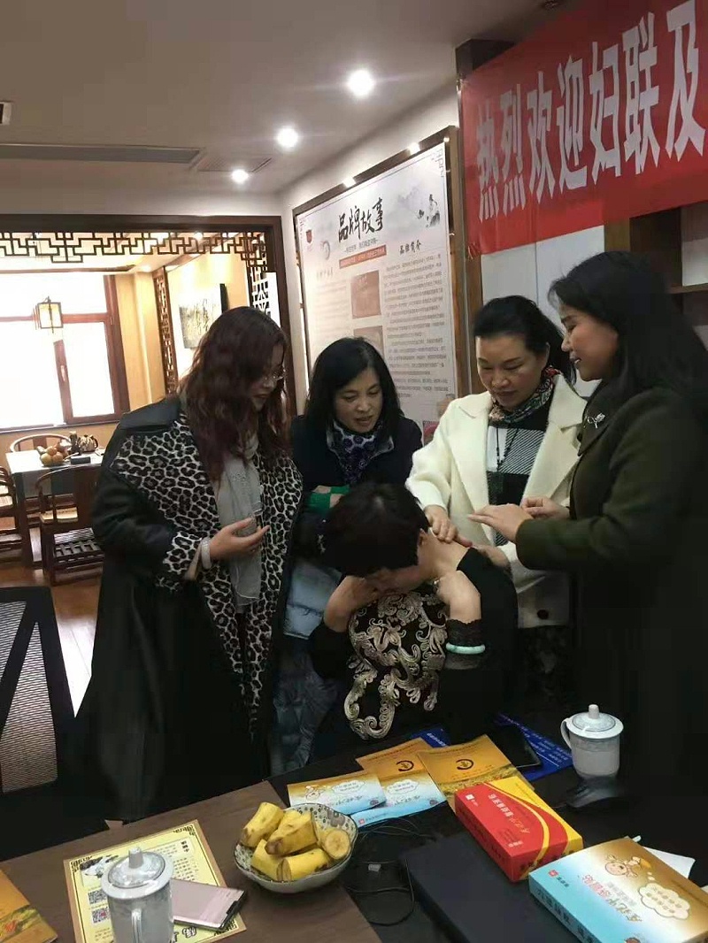 金铠甲传承人在做颈椎诊断