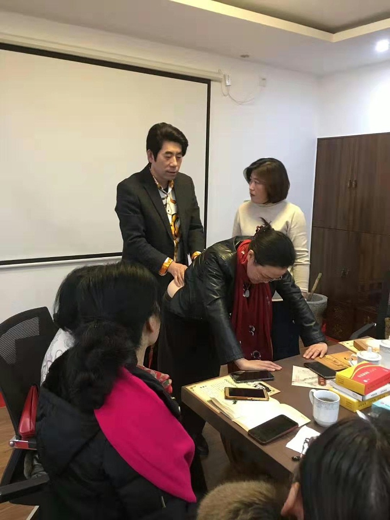 金铠甲传承人触摸诊断腰椎病