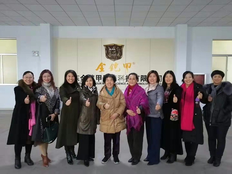 金铠甲传承人和市妇联及女性创业联合会领导合影留念