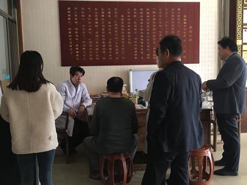 金铠甲膏药殷大夫诊治富贵包患者