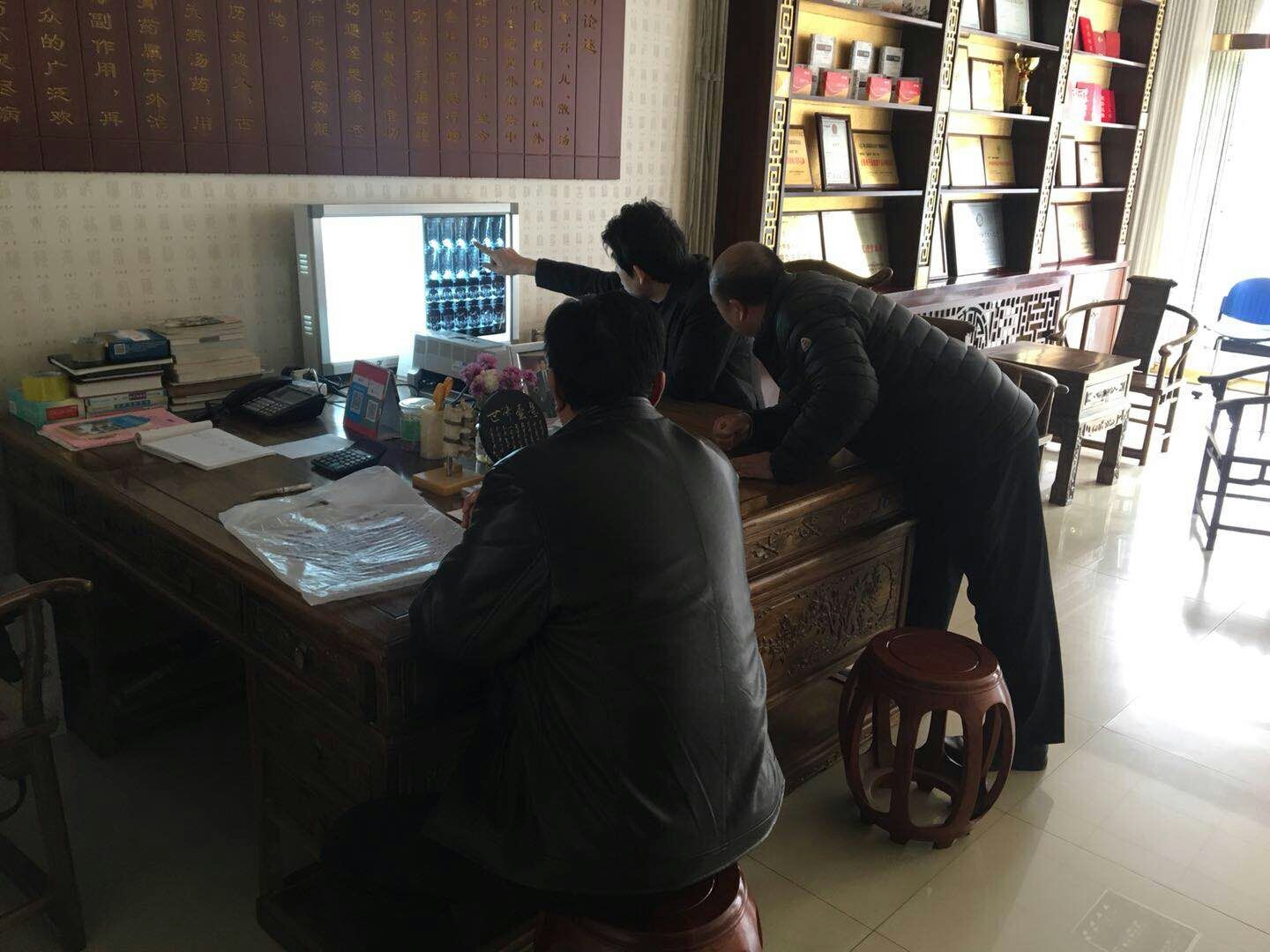 股骨头坏死危害很大，有三个导致因素，你中招了吗？