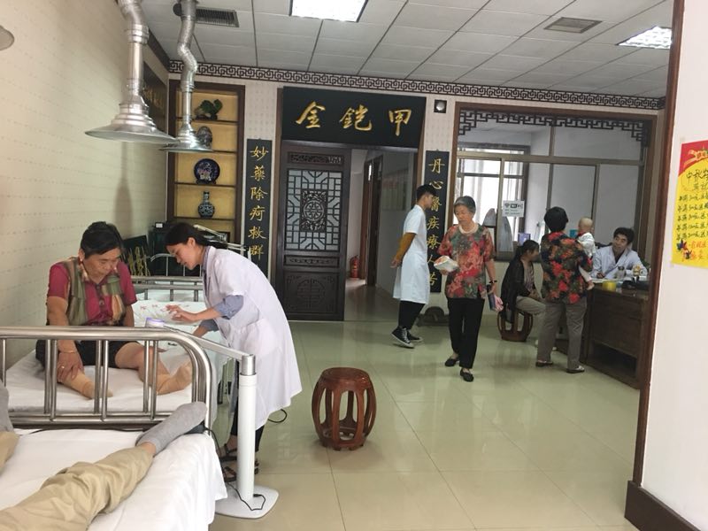 金铠甲膏药义诊活动，患者络绎不绝