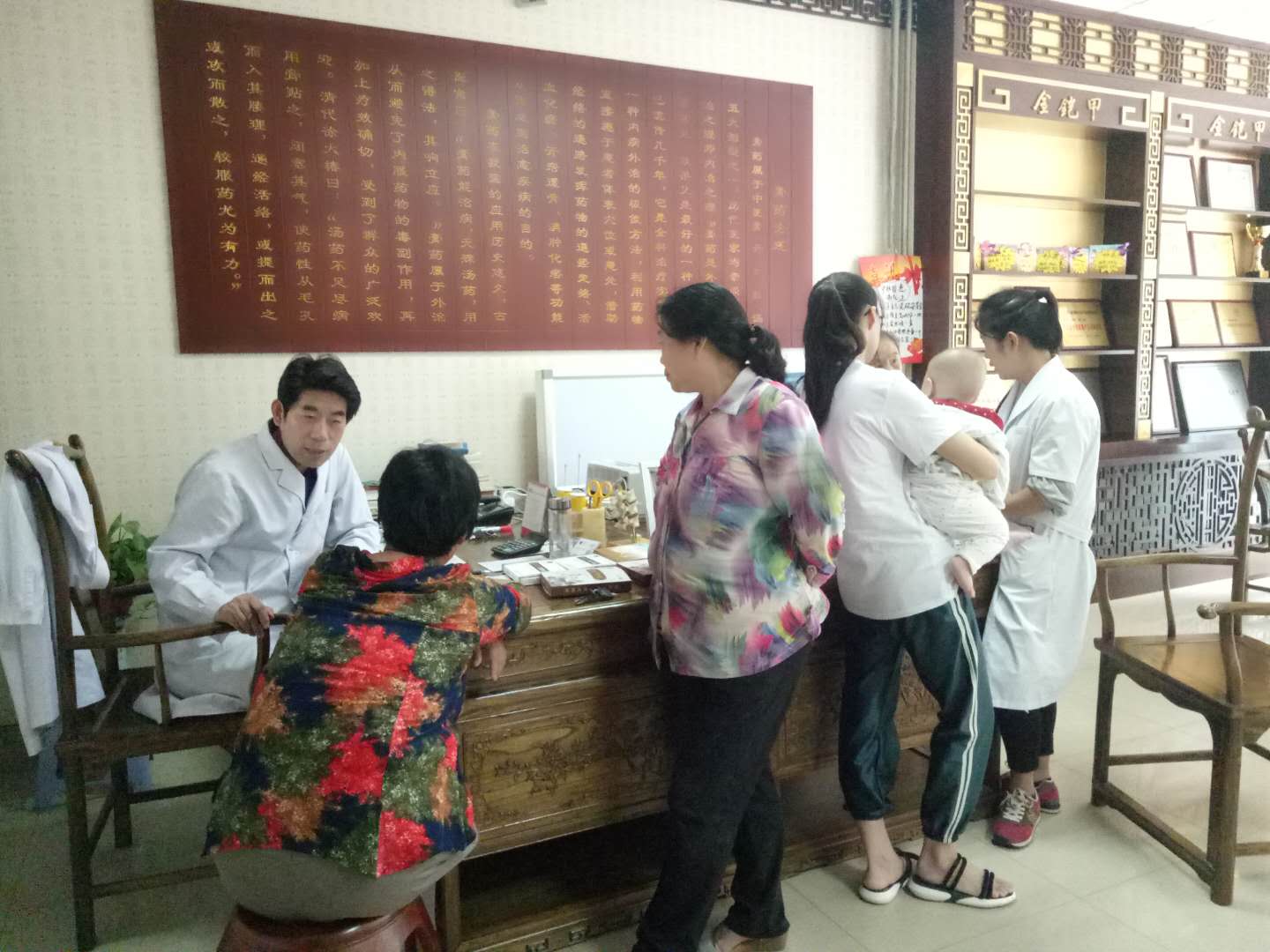 金铠甲义诊活动患者络绎不绝