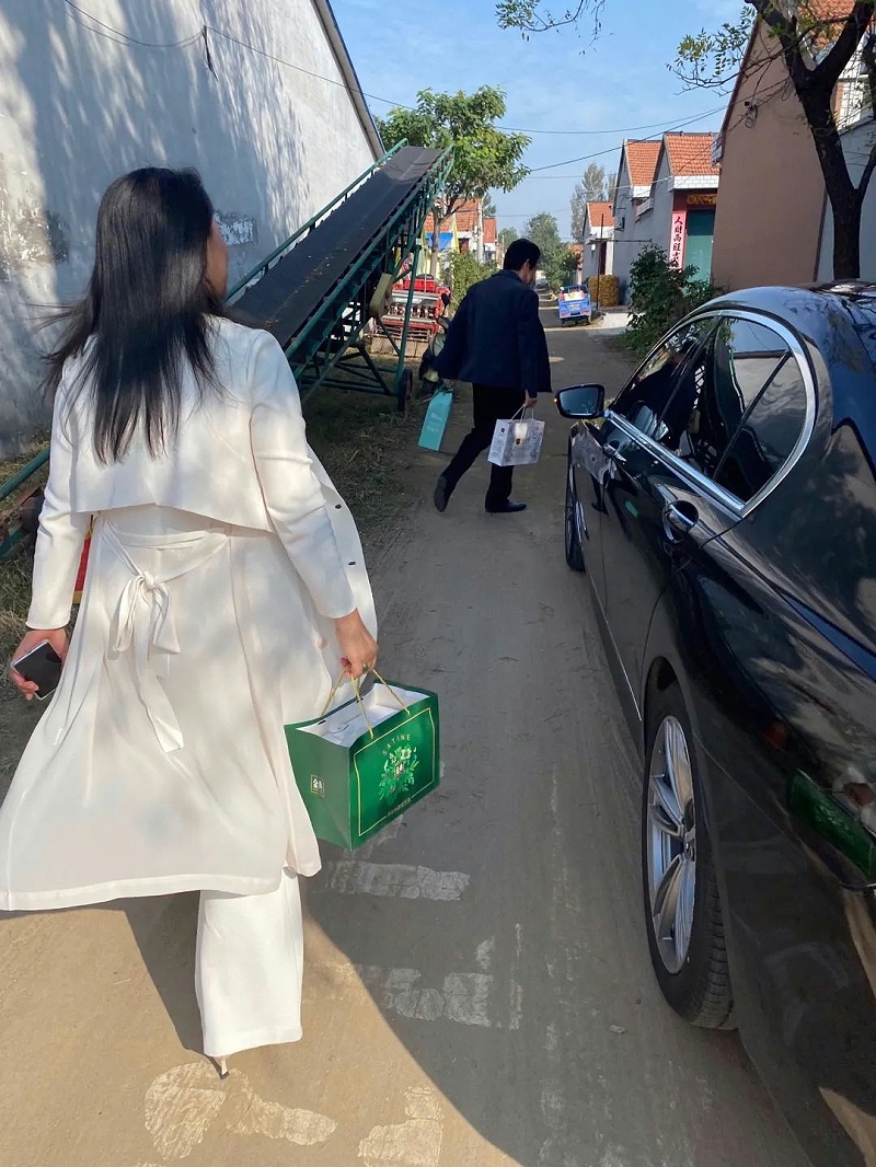 山东金铠甲医药开展“重阳节慰问老人、关爱患者”活动