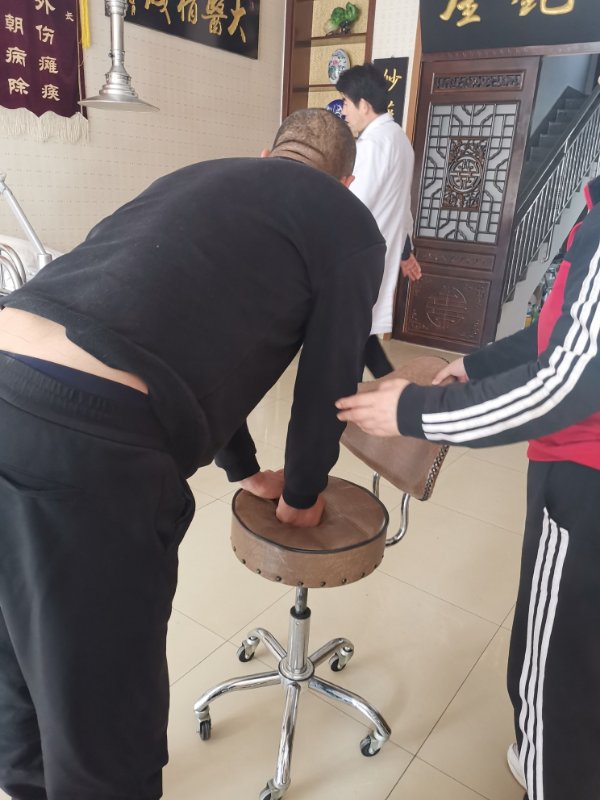 腰椎间盘突出患者来金铠甲膏药治疗