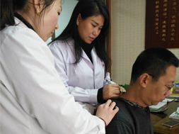 金铠甲张大夫看病图