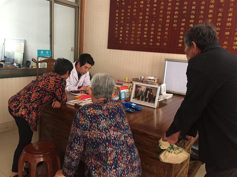 金铠甲膏药母亲节活动场景火爆